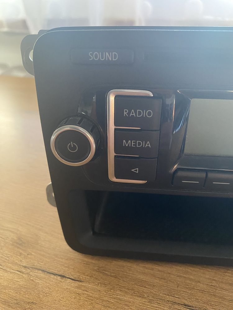 Radio VW Golf V Turan Caddy sprawne. (Kod)