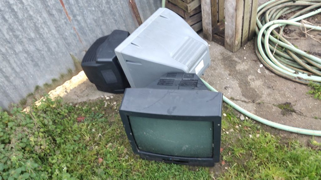 Vendo três televisões!!! Avariadas!!! 5€ para despachar!!!