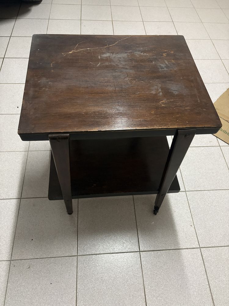 Mesa com rodas ideal para TV