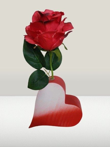 Wazon drewniany z różą na Walentynki praktyczny prezent na żywe kwiaty