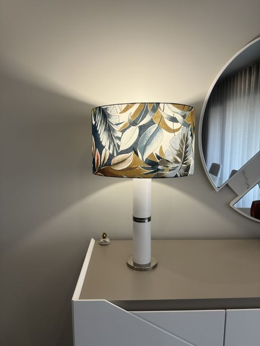 Candeeiro de mesa em tecido e metal