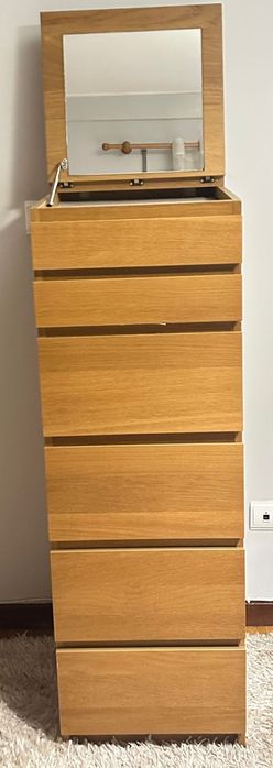 Cama de casal com camiseiro e duas mesas de cabeceira