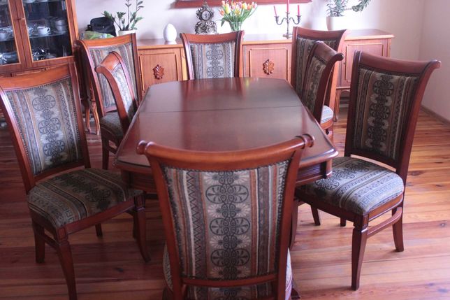 Stylizowany rozkładany stół i osiem krzeseł + Gratis