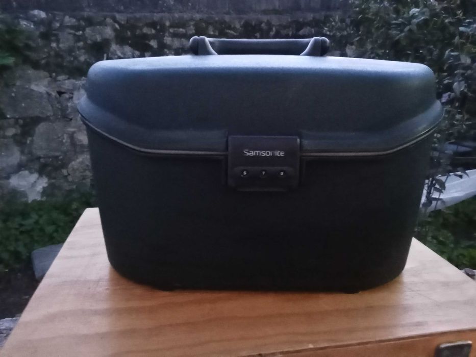 Necessaire/ Mala de viagem em bom estado marca Samsonite