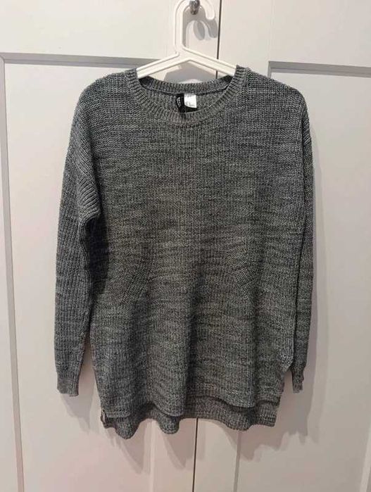 Szary dłuższy sweter z rozcięciami po bokach XS