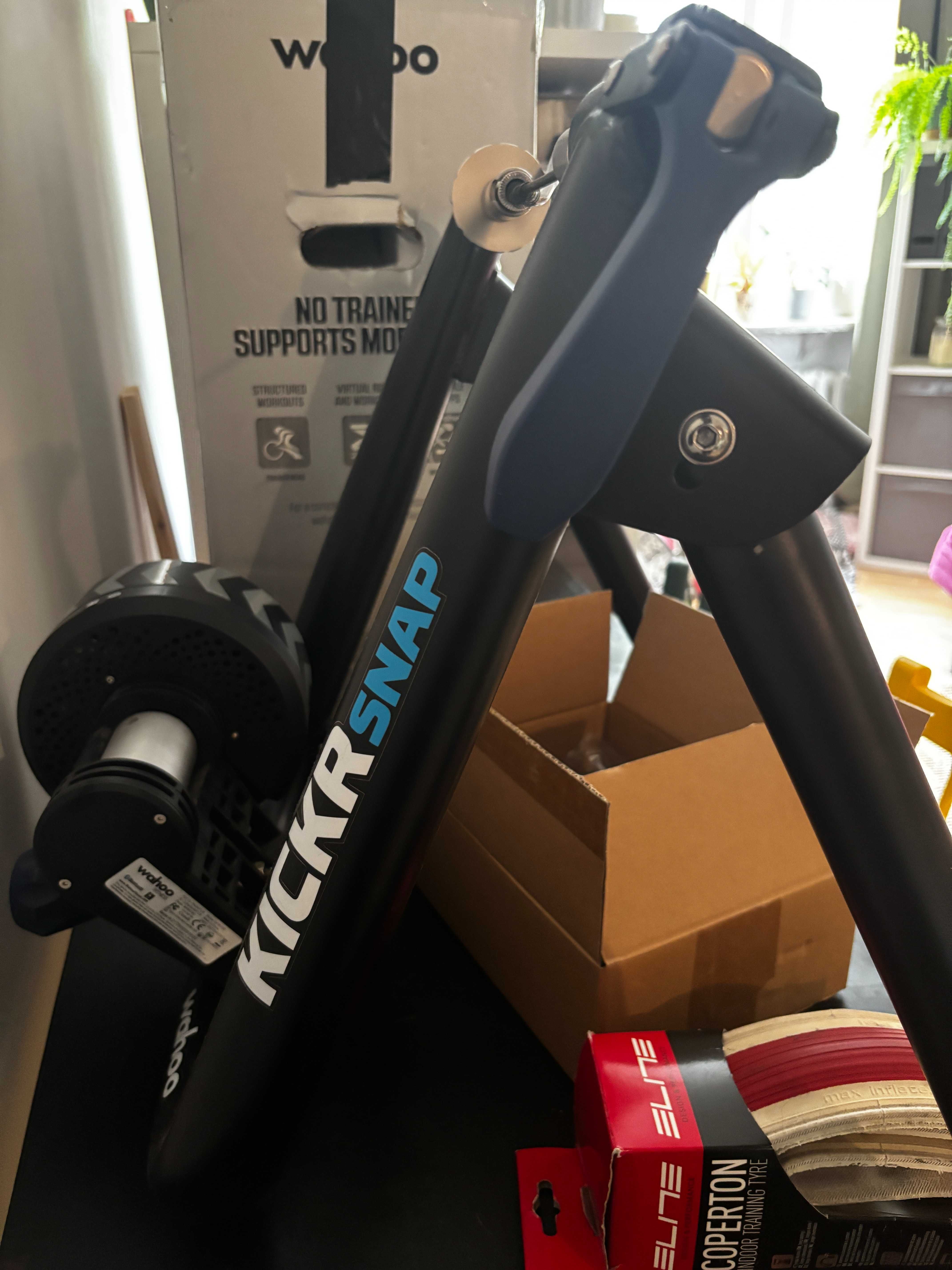 Wahoo Kickr Snap trenażer rowerowy rolkowy KOKPLET z oponą ELITE