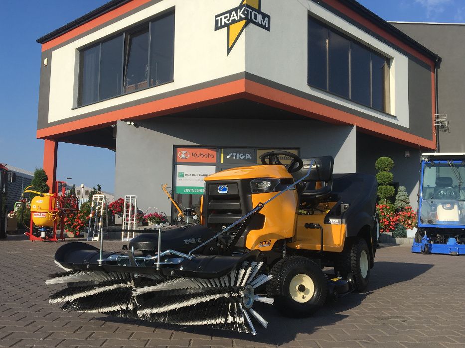 Traktor ogrodowy Cub Cadet XT2 QR106 z ZAMIATARKĄ Kawasaki 22 KM