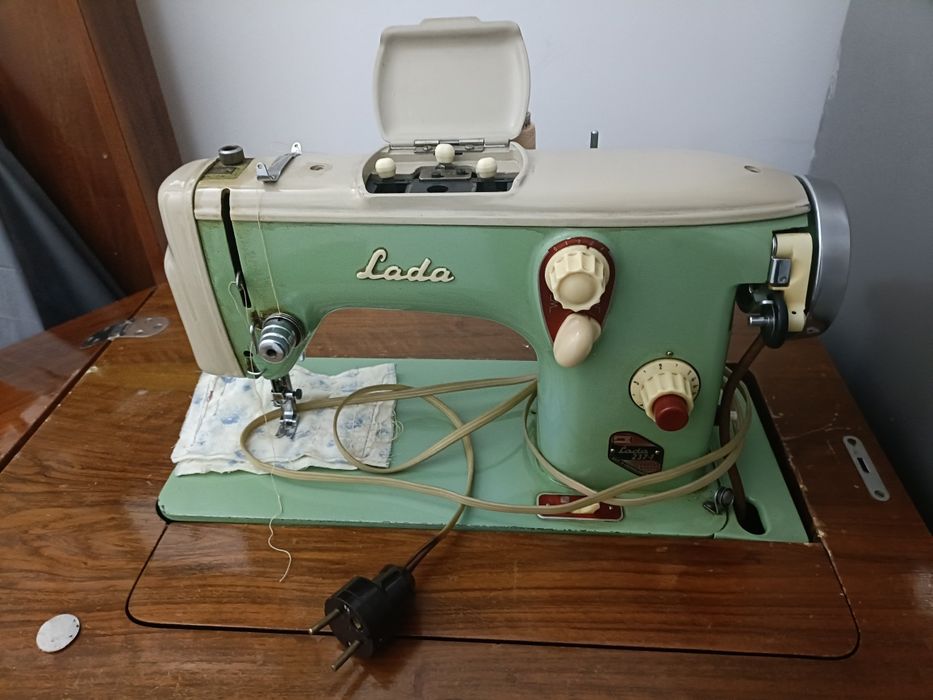 Швейна машинка Лада електрична