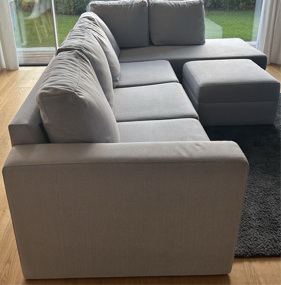 Sofa com chaise long e puff de apoio