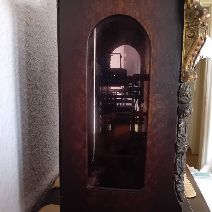 Relógio antigo de mesa. Com inscrição Tempus Fugitiv