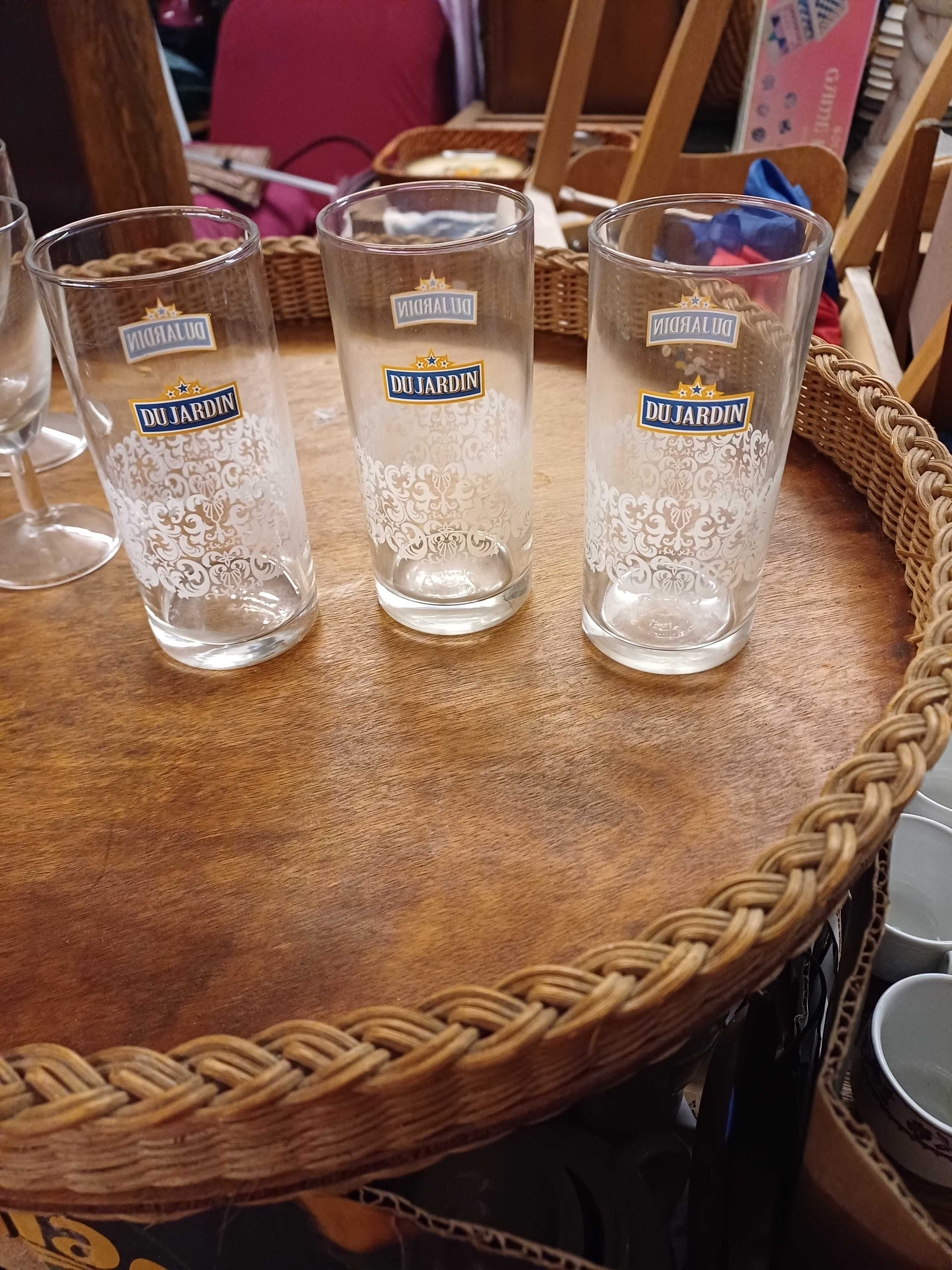Trzy szklanki do drinków.