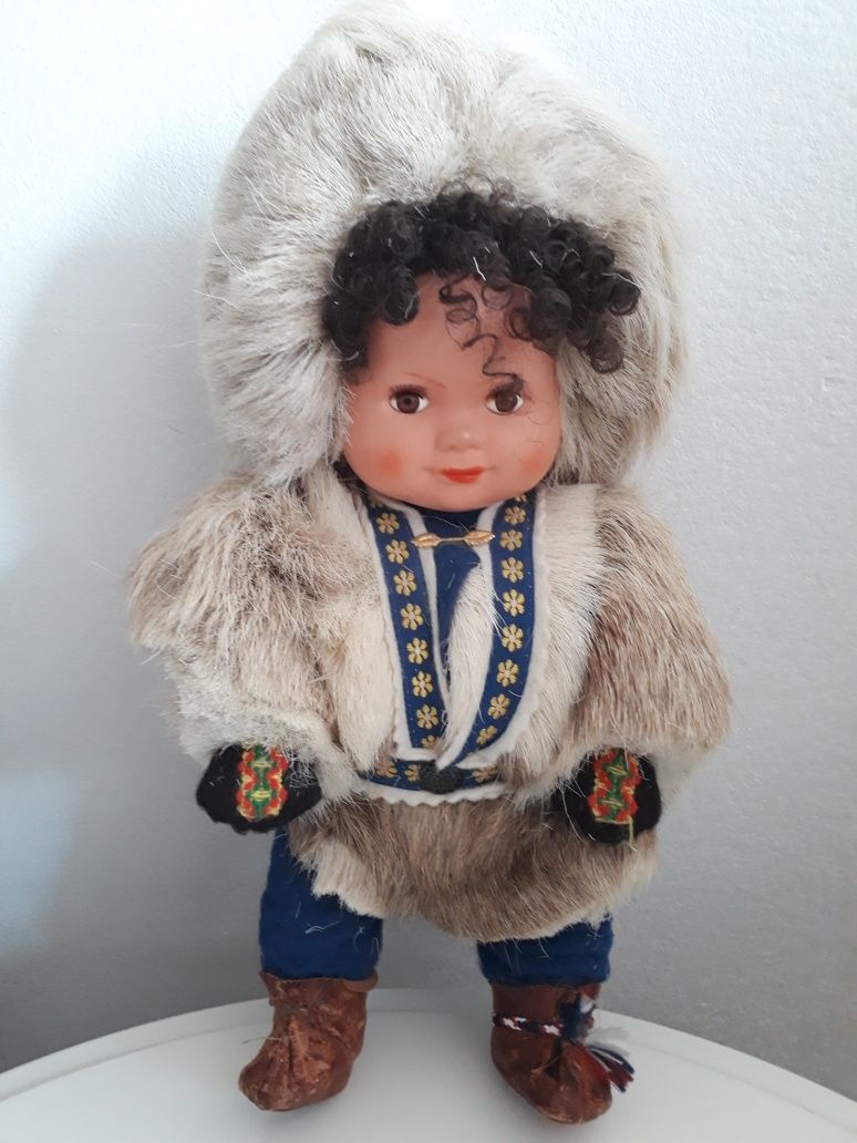 Piękny stary eskimos w kubraku prawdziwego futra 33cm