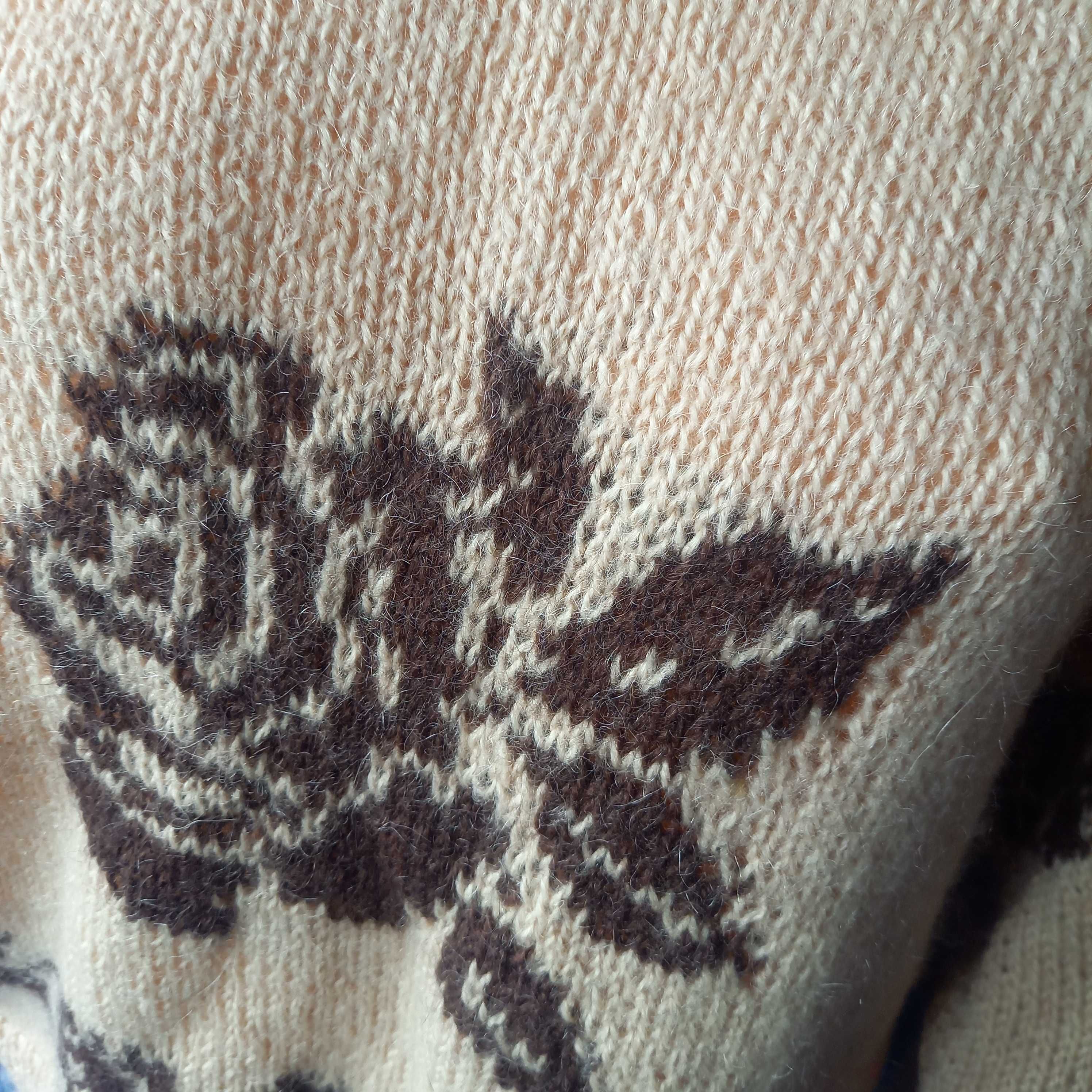 kakaowy wełniany sweter w róże