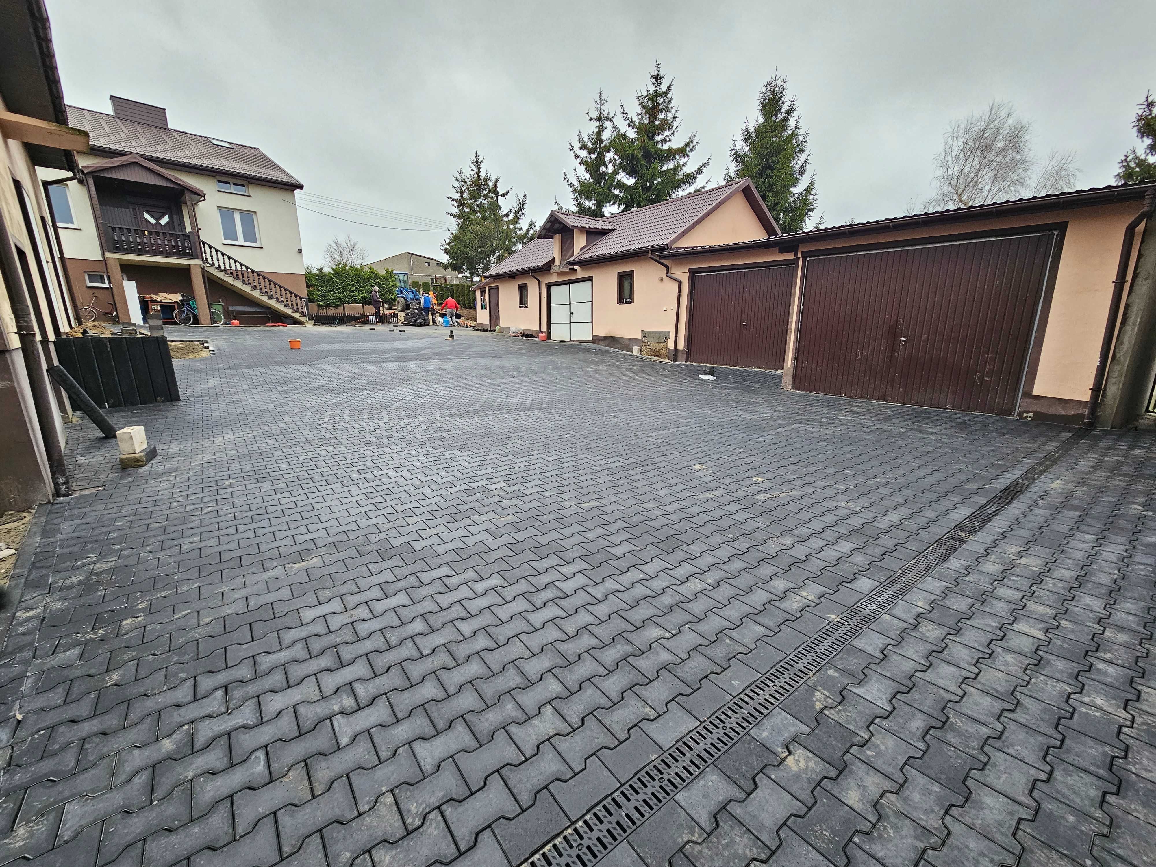Utwardzanie dróg placów kruszywem układanie kostki z materiałem