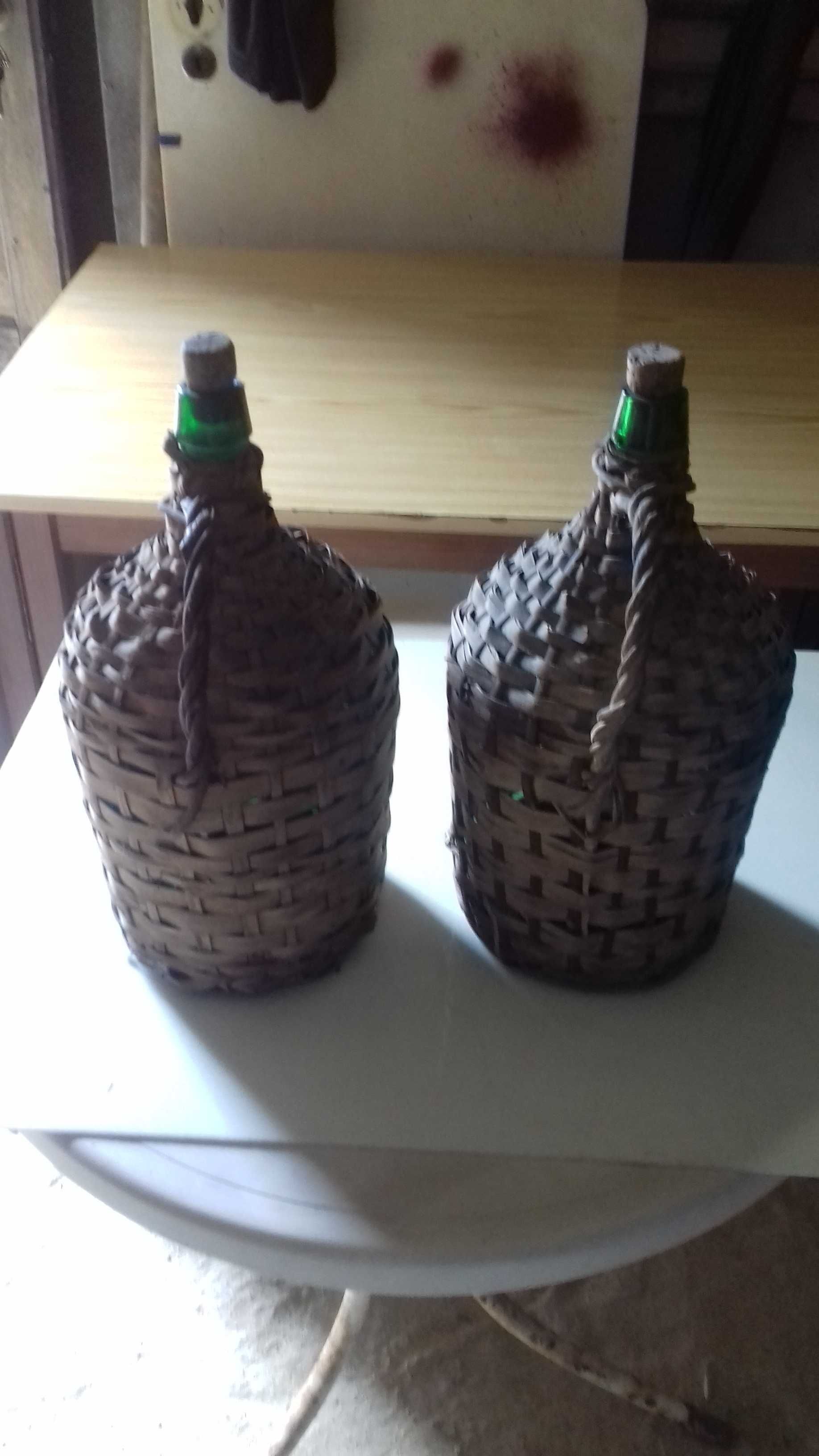 Garrafões em palha