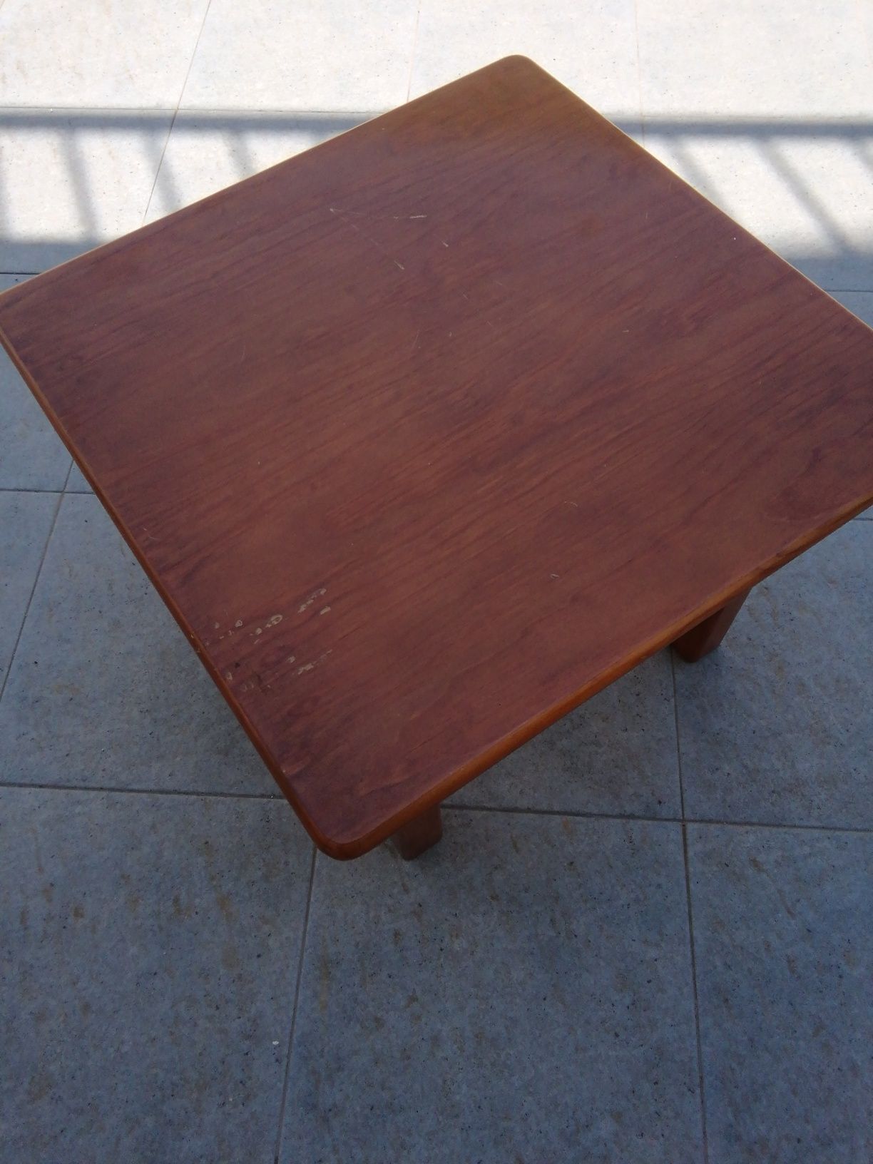 Mesa de apoio pinho escurecido