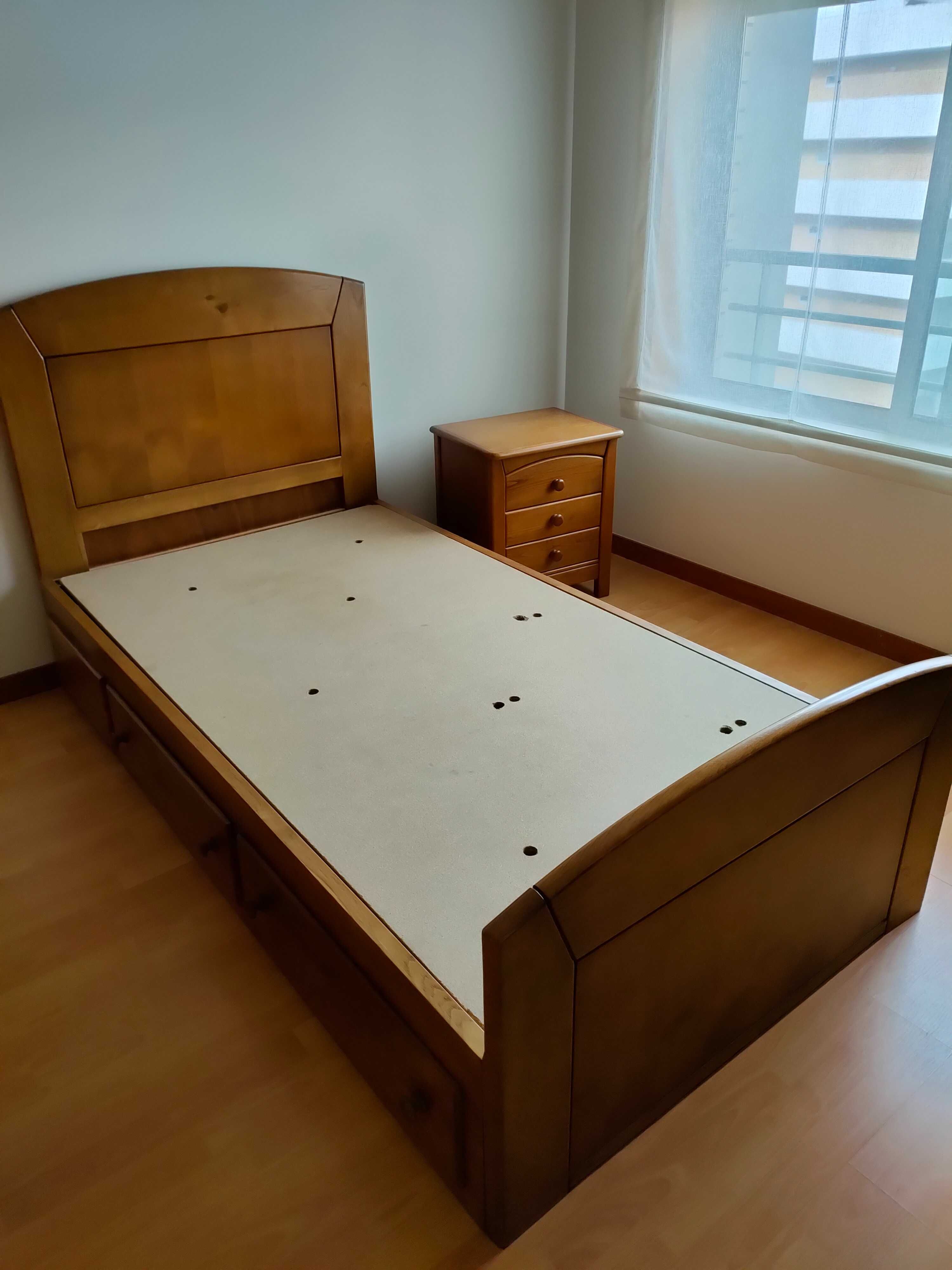 Mobília de quarto em madeira