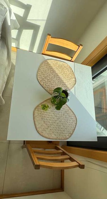 Conjunto de Mesa e Cadeiras