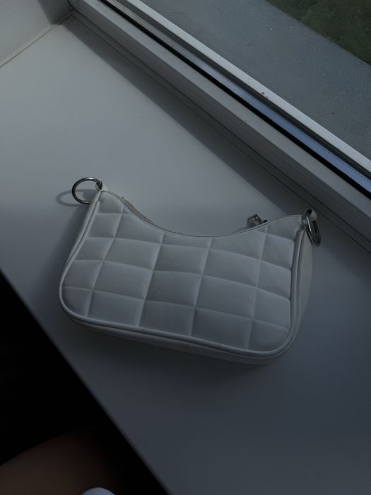сумка багет білого кольору