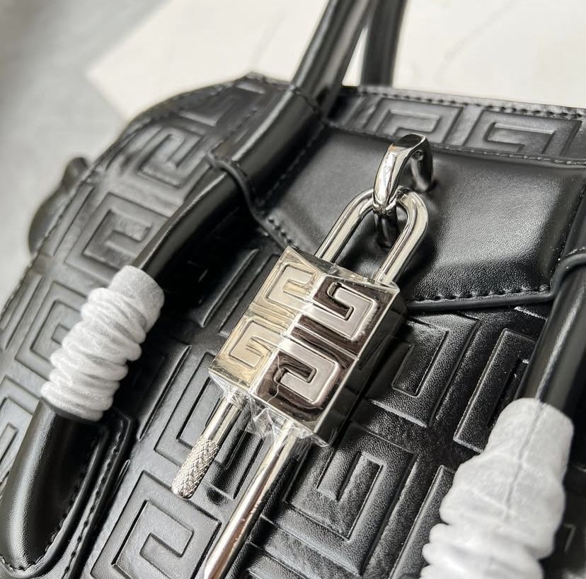 Czarna torebka firmy Givenchy