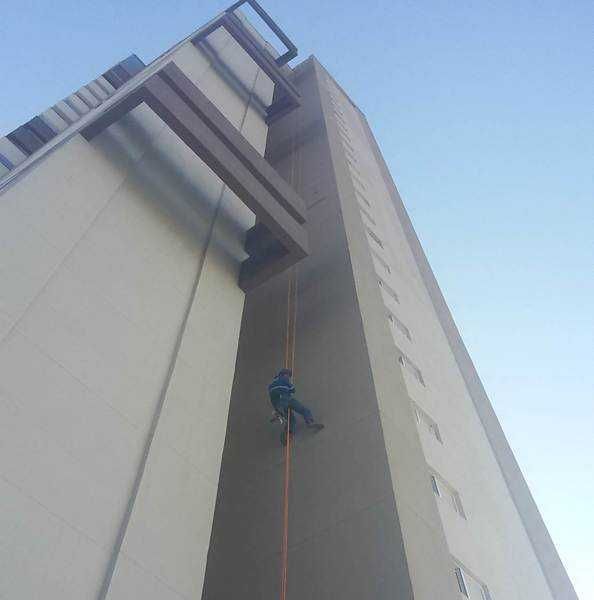 Trabalhos verticais /alpinismo,  rapel acesso por cordas.