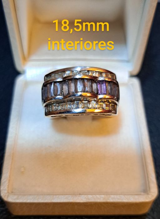 Aneis em prata contrastada.