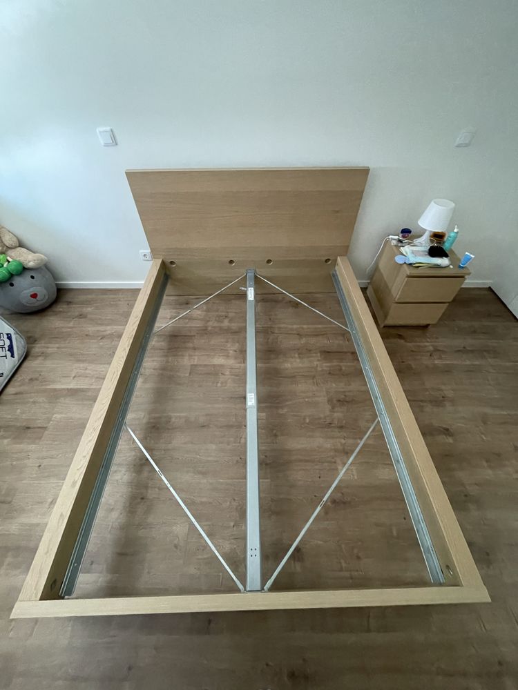 Quarto - cama+ mesa de cabeceira+ candeeiro