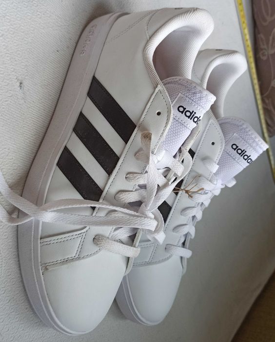 продам оригинальные кроссовки Adidas 42-44 размера новые