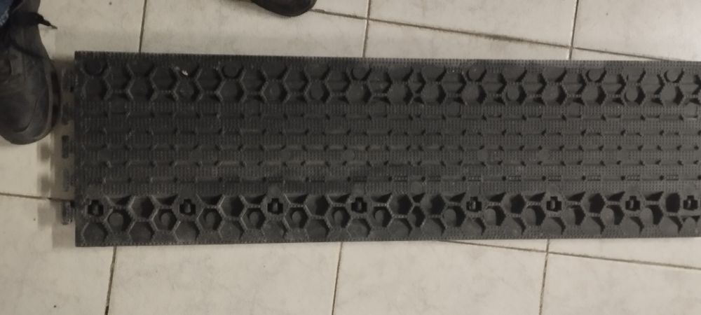 Passa cabos de borracha em excelente estado Defender Nano BLK