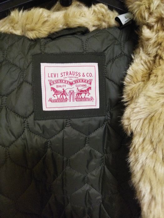 Жіноча куртка Levis  40