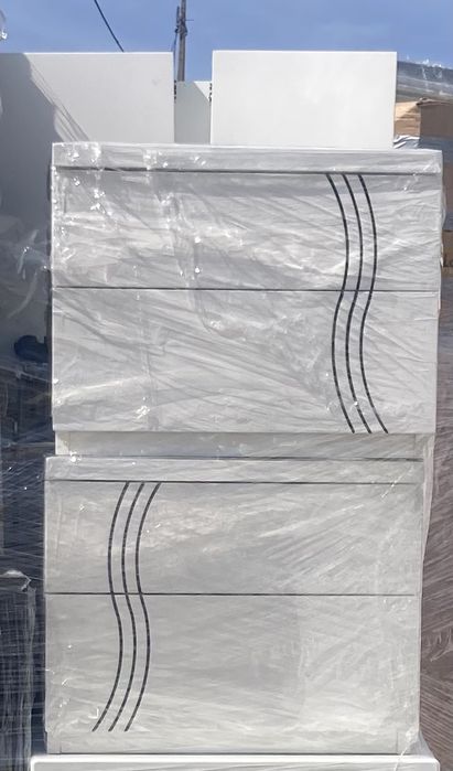 Cama casal com mesa de cabeceira