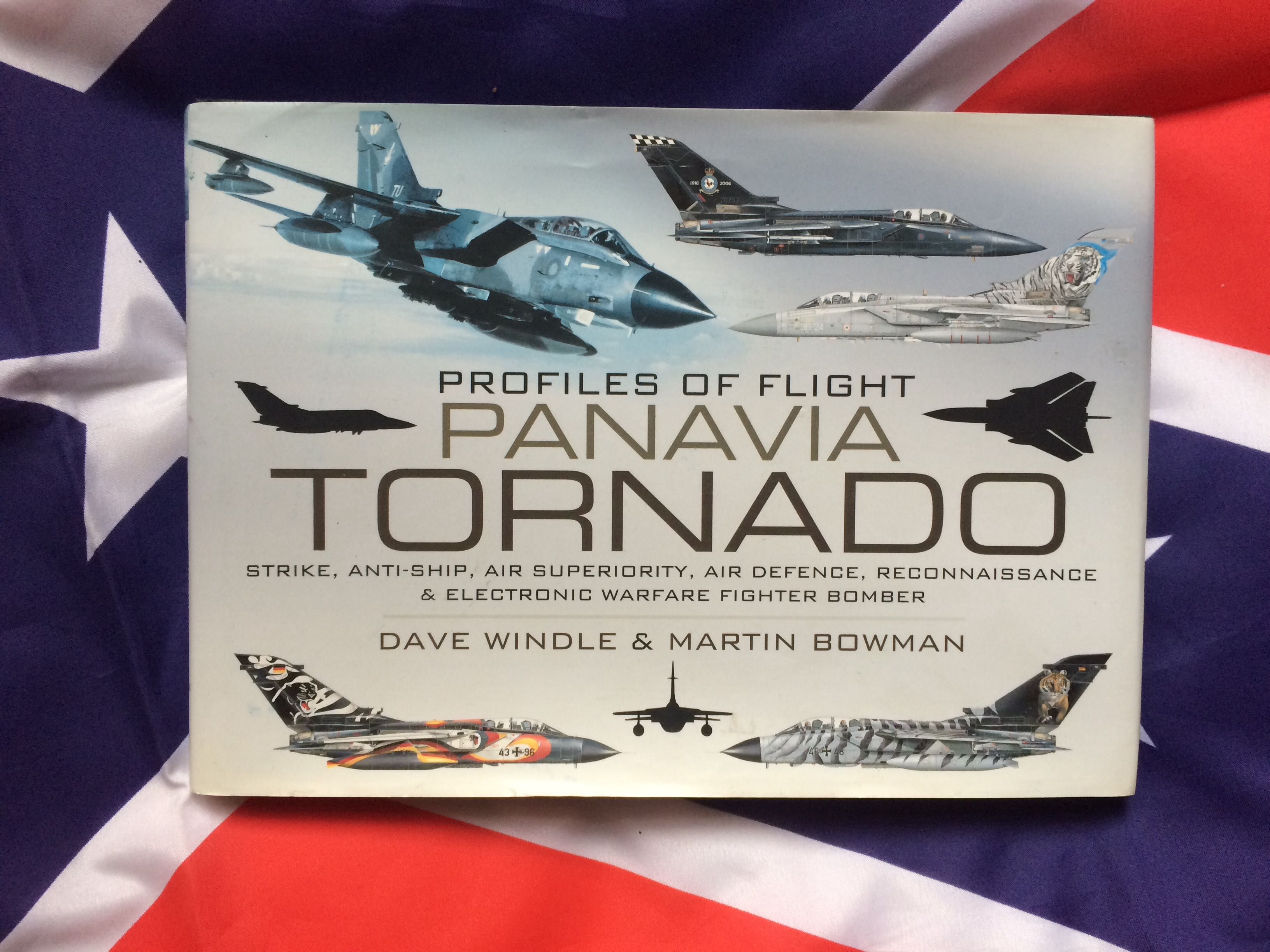 Книга про військові літаки Panavia Tornado Британія