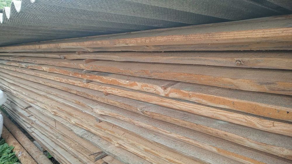 Соснова дошка не обрізана.