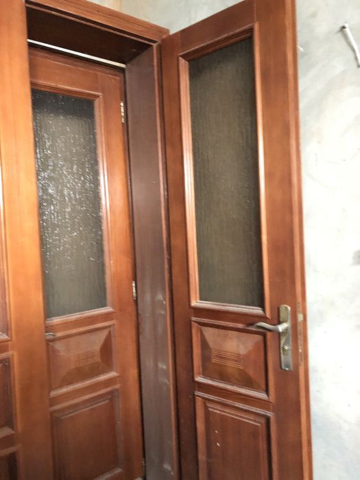 Двери междукомнатные , два комплекта , коричневые и белые