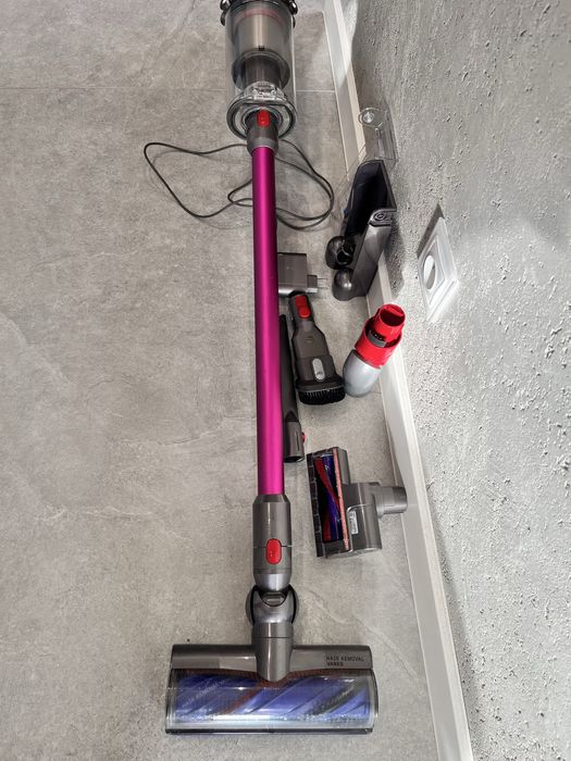 Odkurzacz pionowy Dyson V10 Cyclone Fuksja