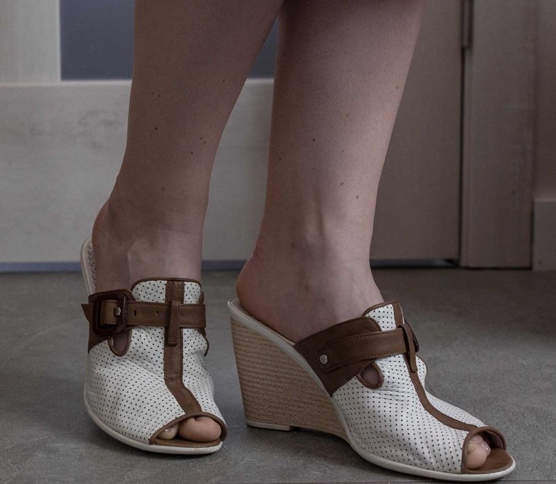 Босоніжки на танкетці. 38р. натур. Шкіра.