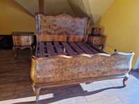 Włoskie łóżko wraz ze stolikami nocnymi z orzechowym czeczotem