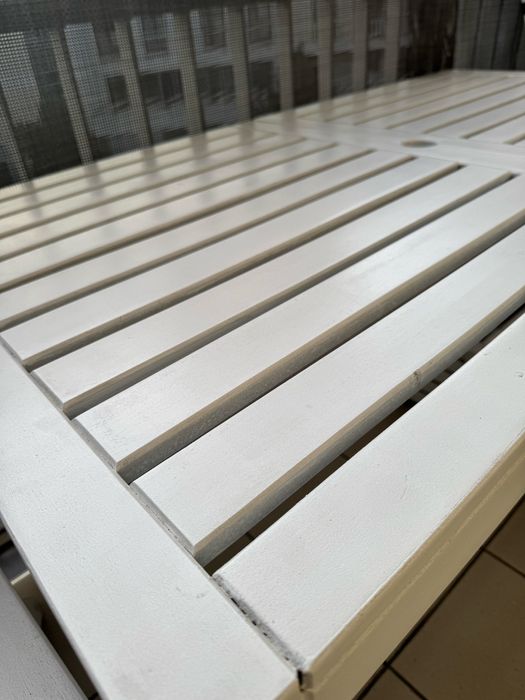 Stół ogrodowy z krzesłami i poduszkami