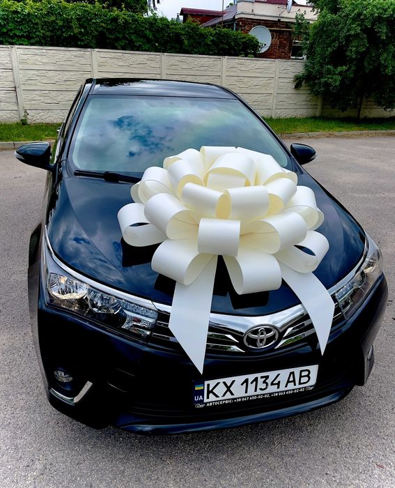 Яркий бант на машину – стильное украшение