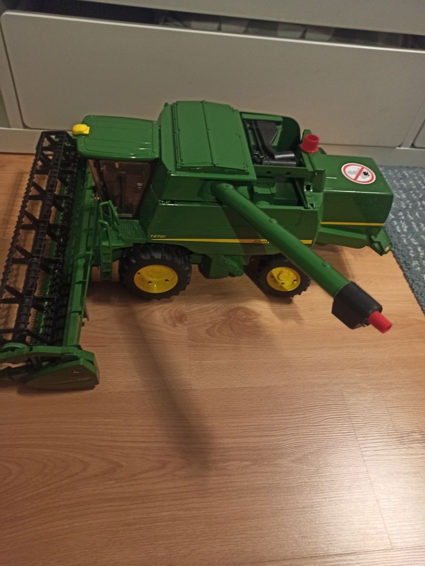 Kombajn John Deere T670i Bruder