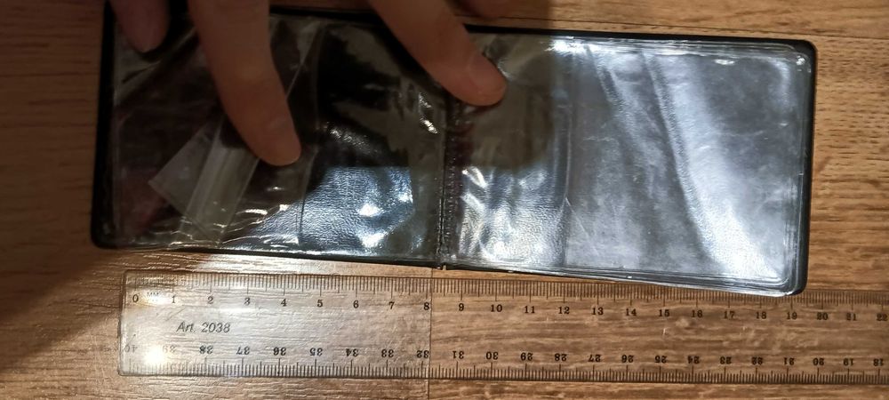 Czarne etui na dokumenty, dowód, prawo jazdy. Napis "prawo jazdy".