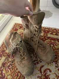 Botas castanhas militares