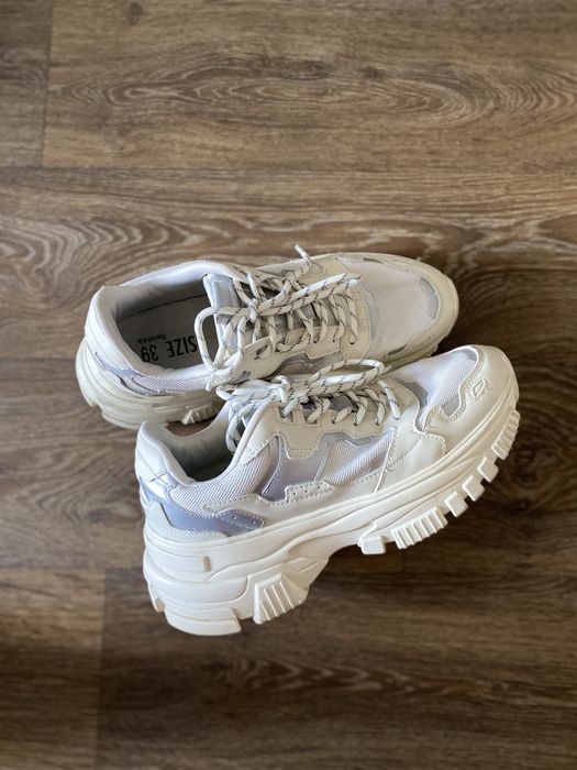 Білі обʼємні кросівки bershka 39 розмір