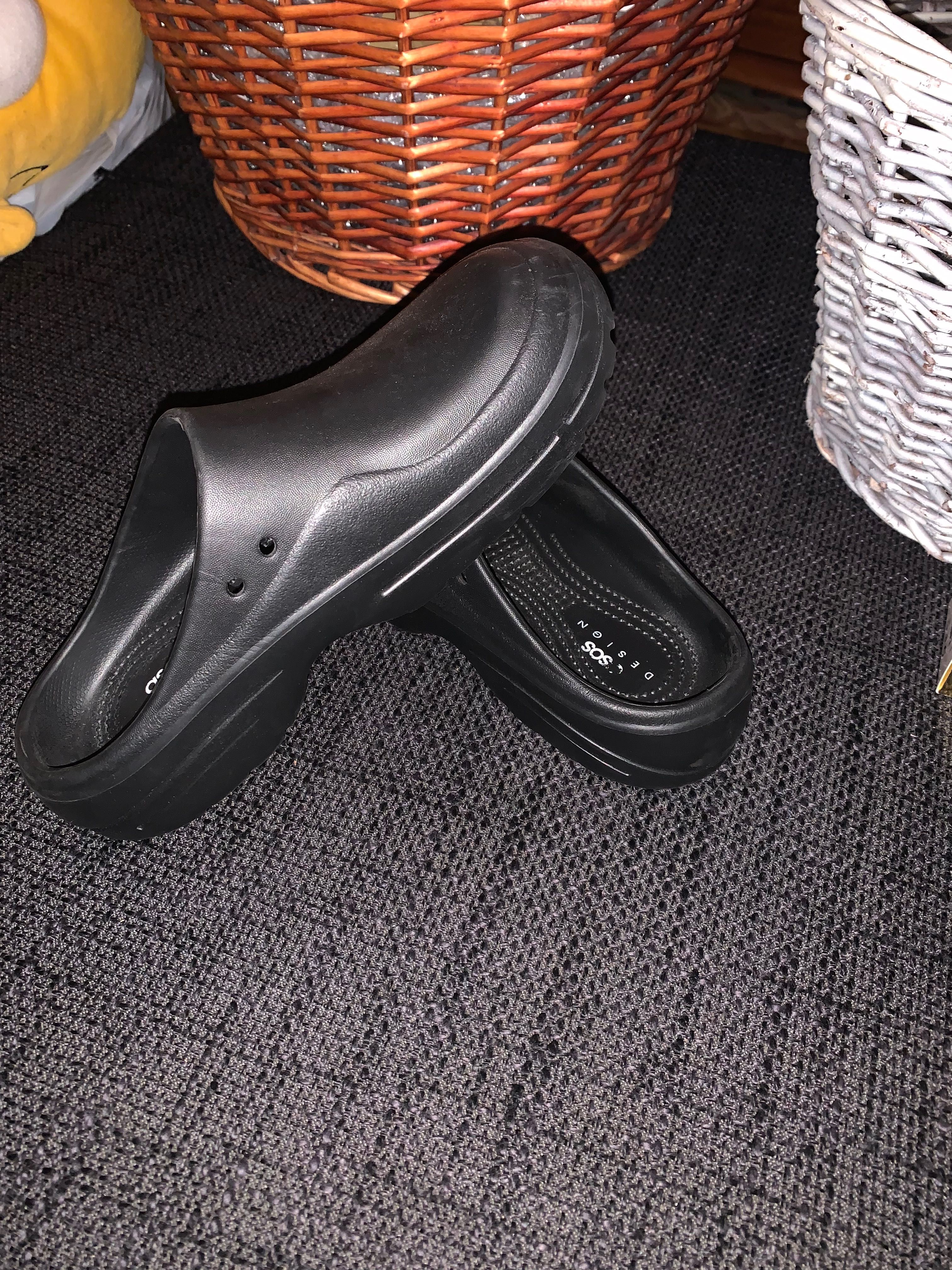 Buty czarne ogrodowe.