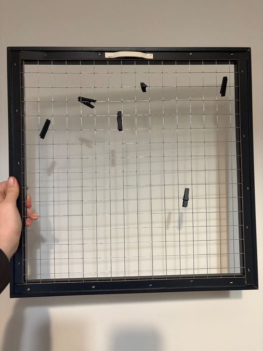 Ramka kratka metalowa w środku drewnianej obudowy organizer