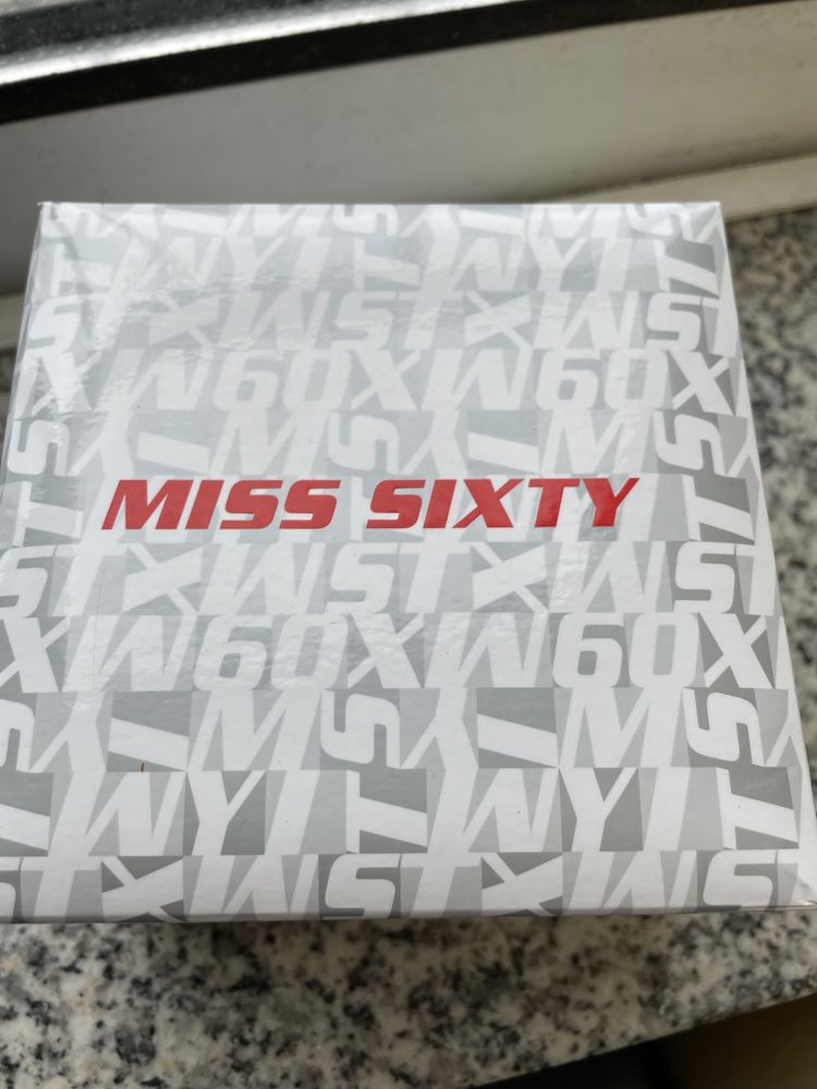 Relógio Miss Sixty prateado com brilhantes pretos