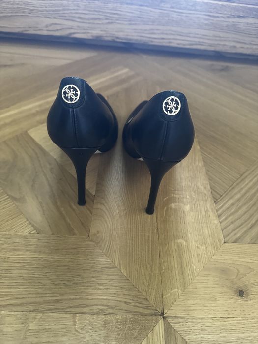 Czarne szpilki Guess