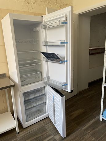 Кухонний гарнітур холодильник, столи, шкафи