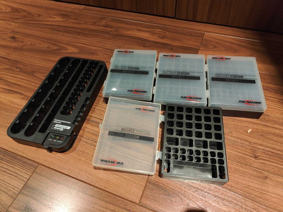 Pudełka na baterie + tester baterii