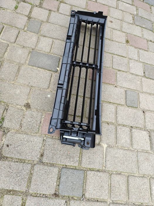 В наявності жалюзі нижні Volvo C40 XC40 RECHARGE оригінал